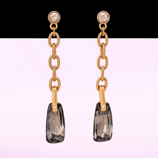 Swarovski-lange-Ohrringe-graue-Kristalle-hängen-an-vergoldeter-Gliederkette