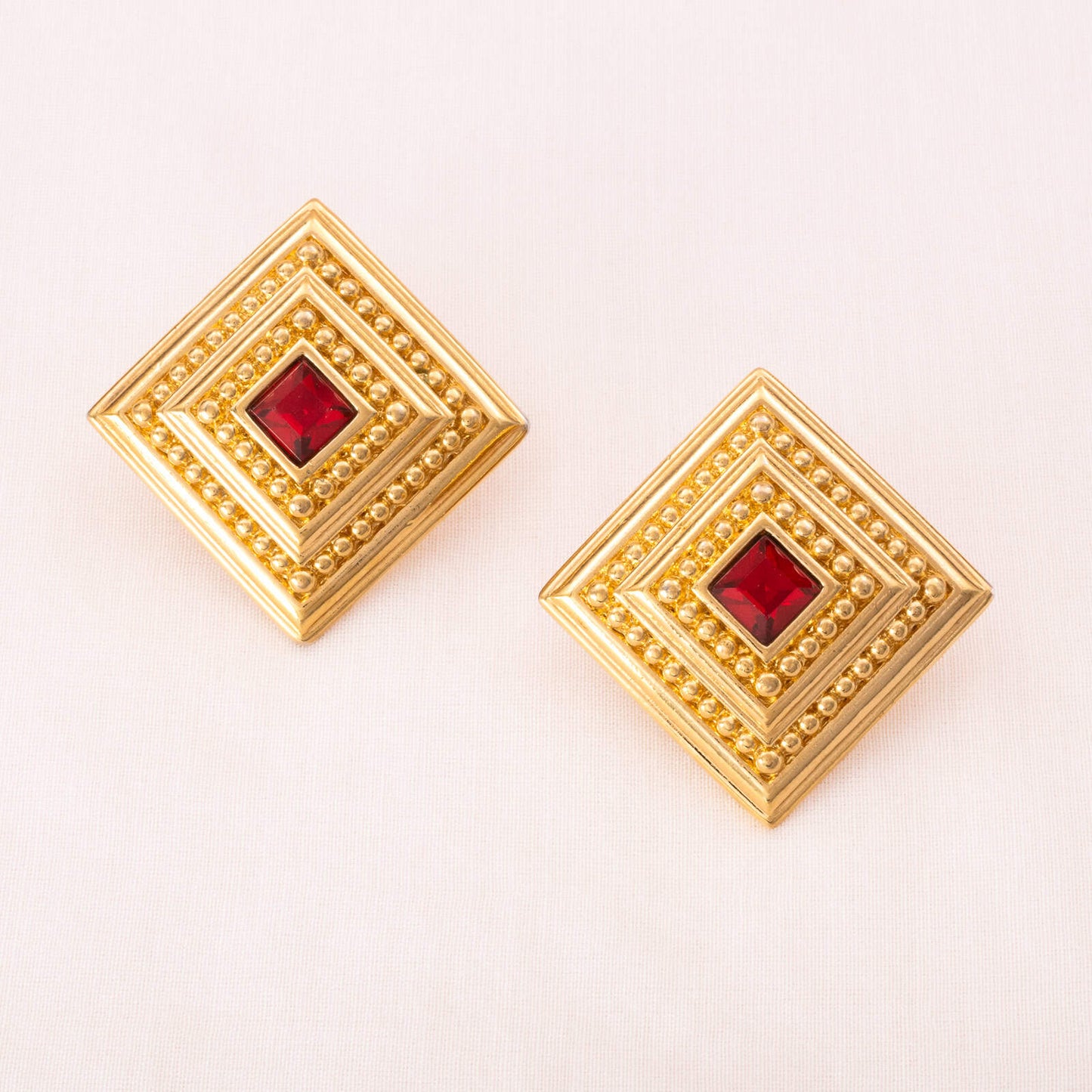 Swarovski-quadratische-Ohrringe-rote-Kristalle-breiter-vergoldeter-Rand