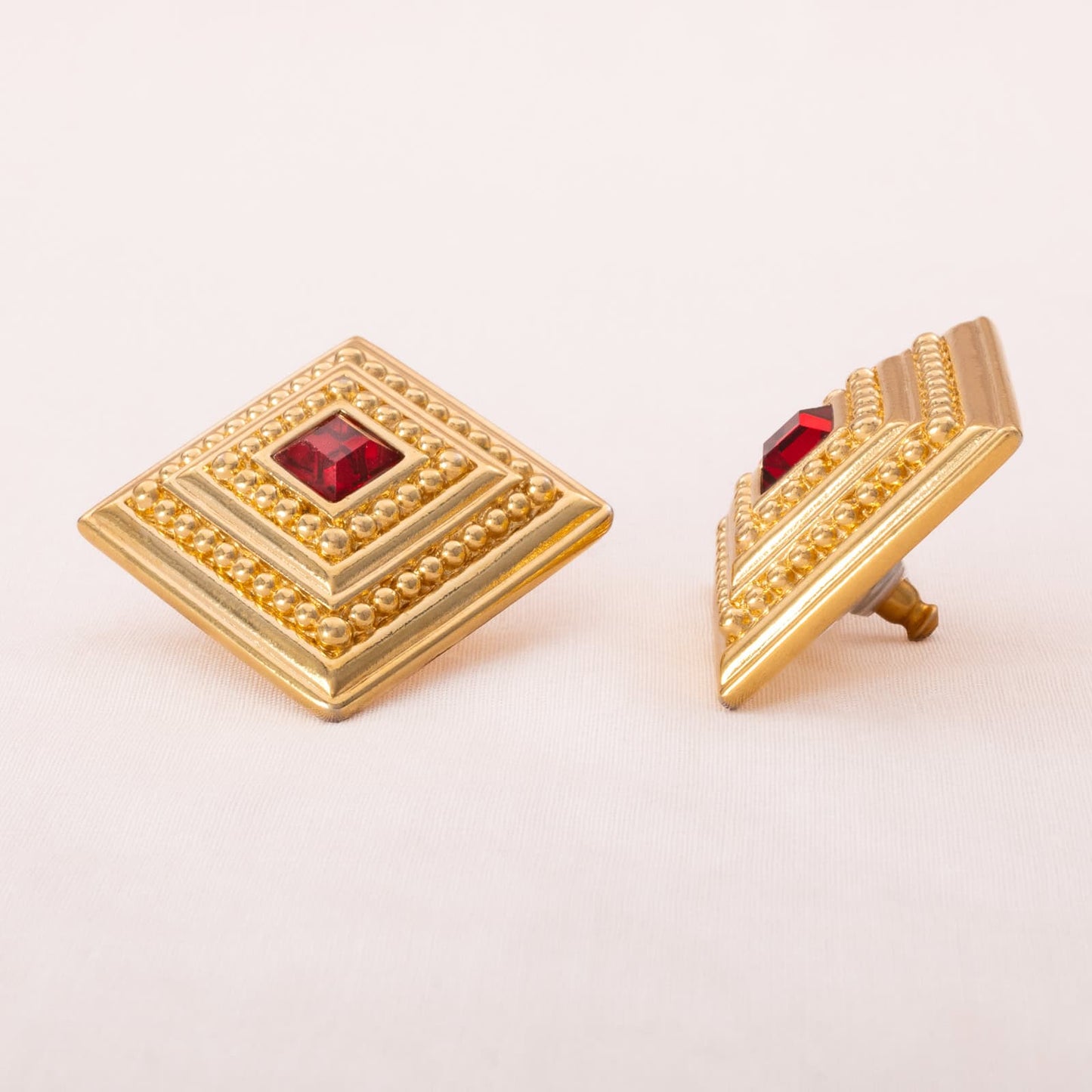 Swarovski-quadratische-Ohrringe-rote-Kristalle-breiter-vergoldeter-Rand