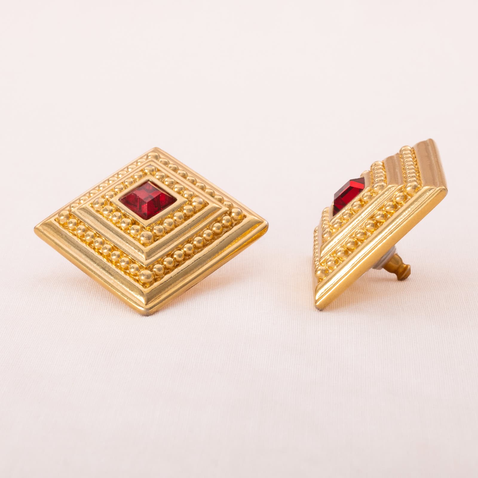 Swarovski-quadratische-Ohrringe-rote-Kristalle-breiter-vergoldeter-Rand