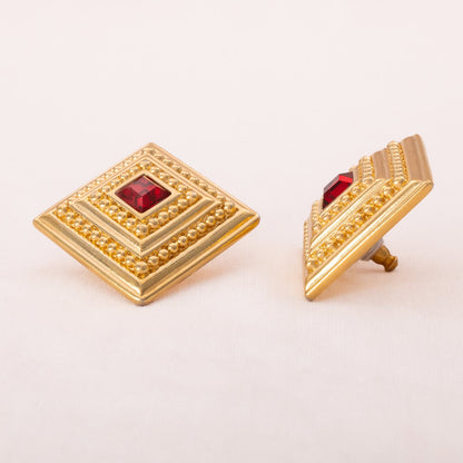 Swarovski-quadratische-Ohrringe-rote-Kristalle-breiter-vergoldeter-Rand