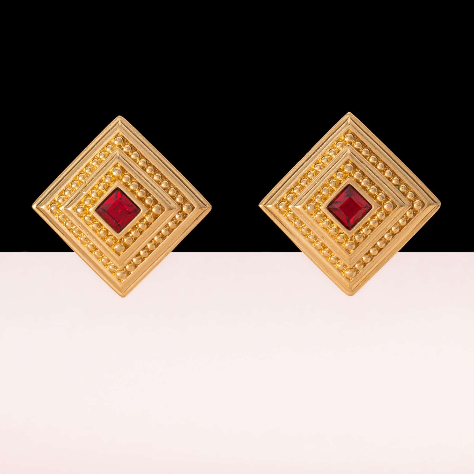 Swarovski-quadratische-Ohrringe-rote-Kristalle-breiter-vergoldeter-Rand
