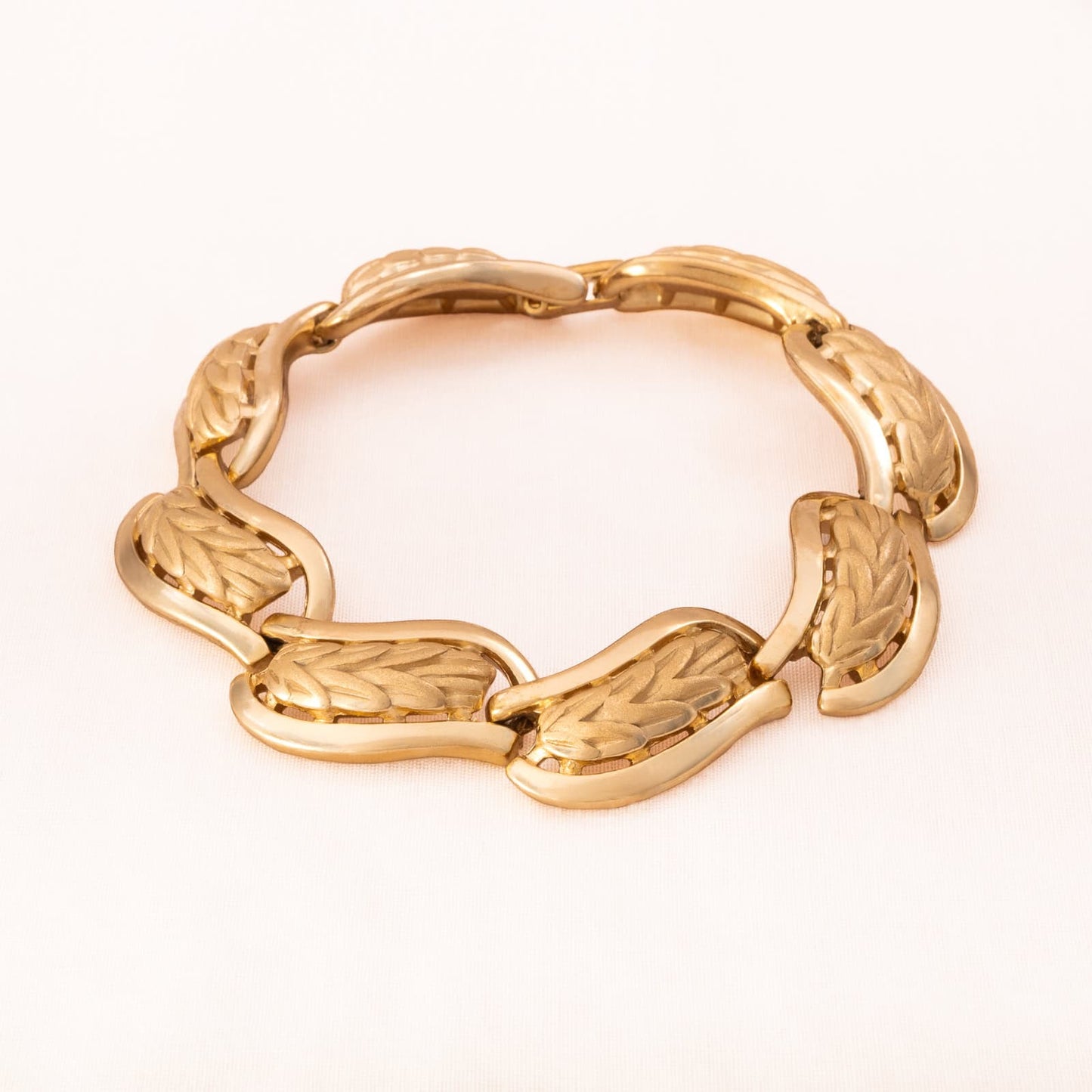 Trifari-Armband-1960er-geschwungenes-Design-vergoldet