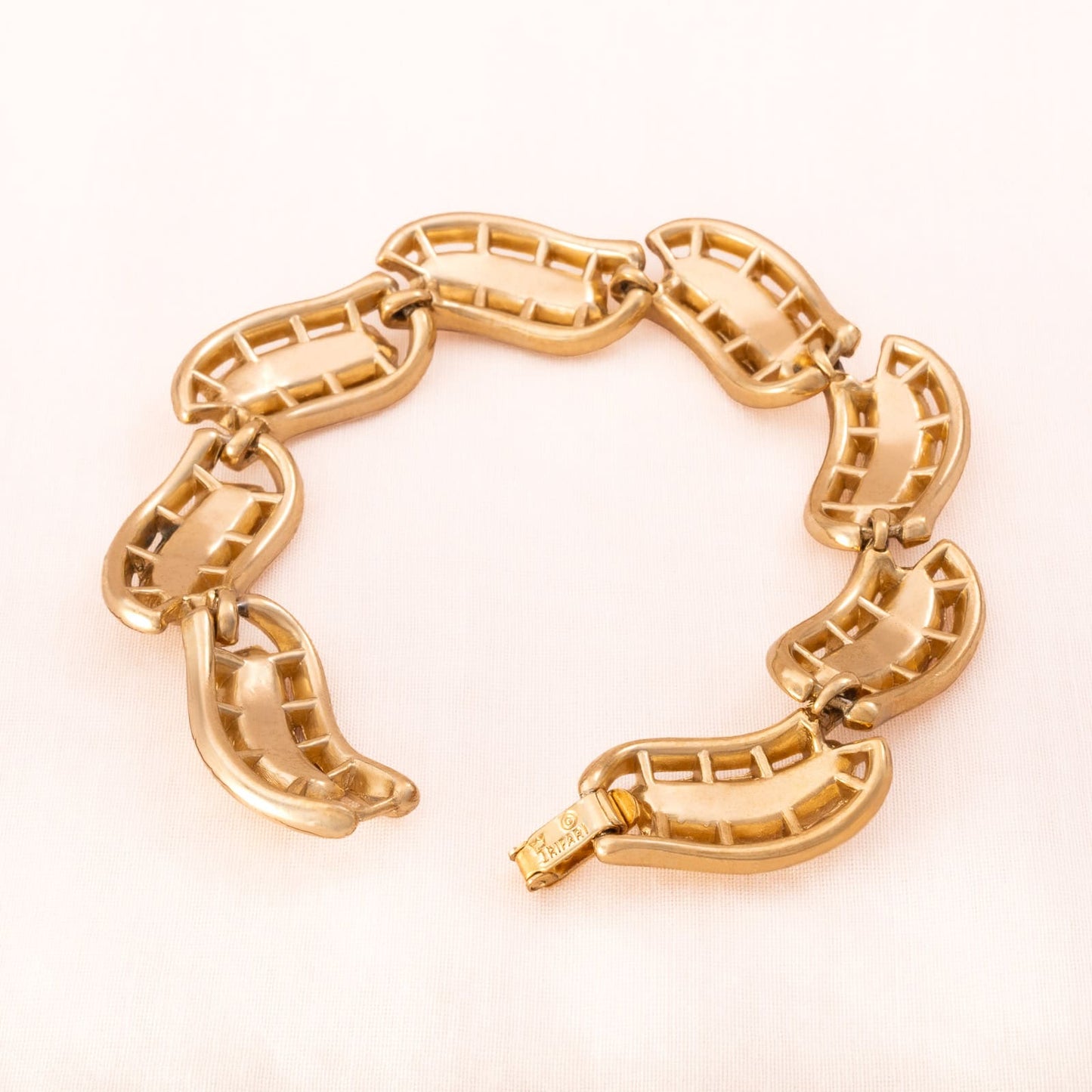 Trifari-Armband-1960er-geschwungenes-Design-vergoldete-Rückseite-signiert-mit-Krone