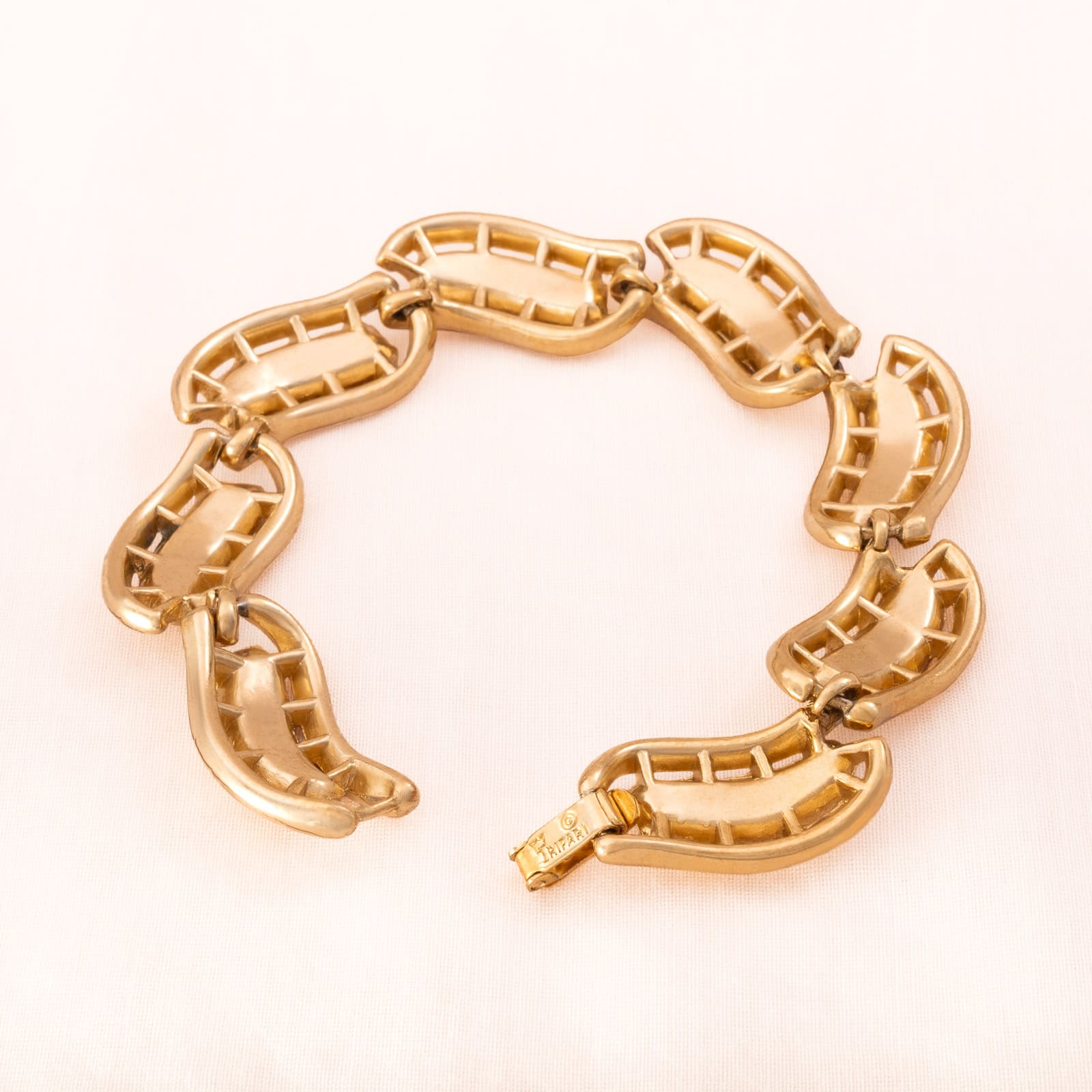 Trifari-Armband-1960er-geschwungenes-Design-vergoldete-Rückseite-signiert-mit-Krone