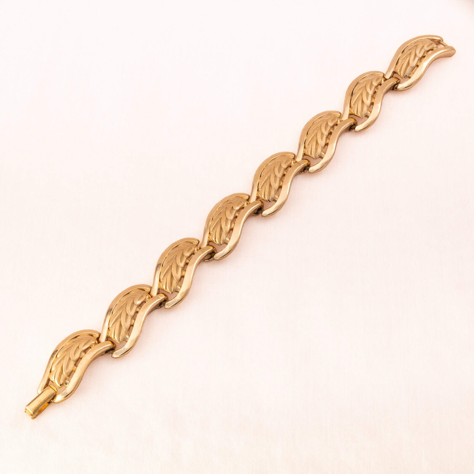 Trifari-Armband-1960er-geschwungenes-Design-vergoldet