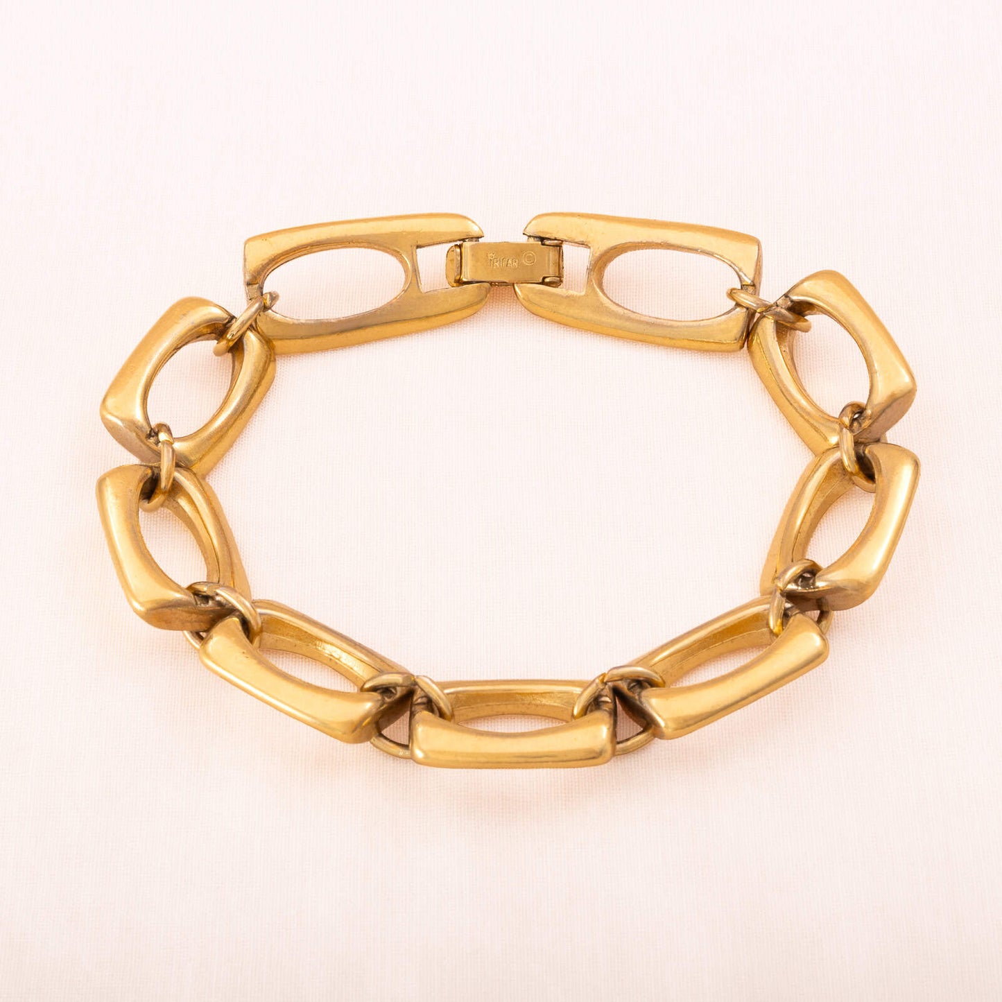 Trifari-Armband-eckige-Kettenglieder-vergoldet-Signiert-mit-Krone