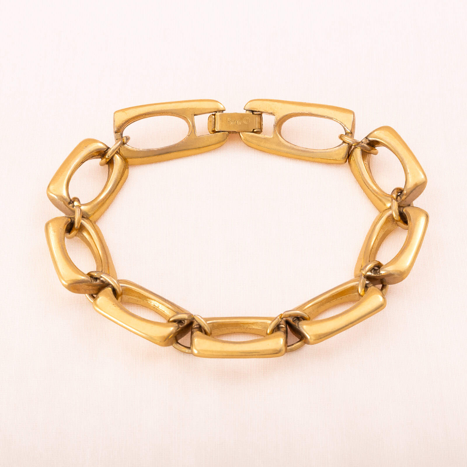 Trifari-Armband-eckige-Kettenglieder-vergoldet-Signiert-mit-Krone