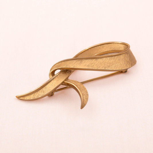 Trifari-Brosche-vergoldet-geschwungene-Schlaufe