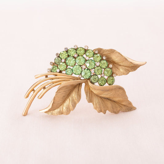 Trifari-Brosche-vergoldet-florales-Design-mit-grünen-Strasssteinen