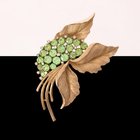 Trifari-Brosche-vergoldet-florales-Design-mit-grünen-Strasssteinen