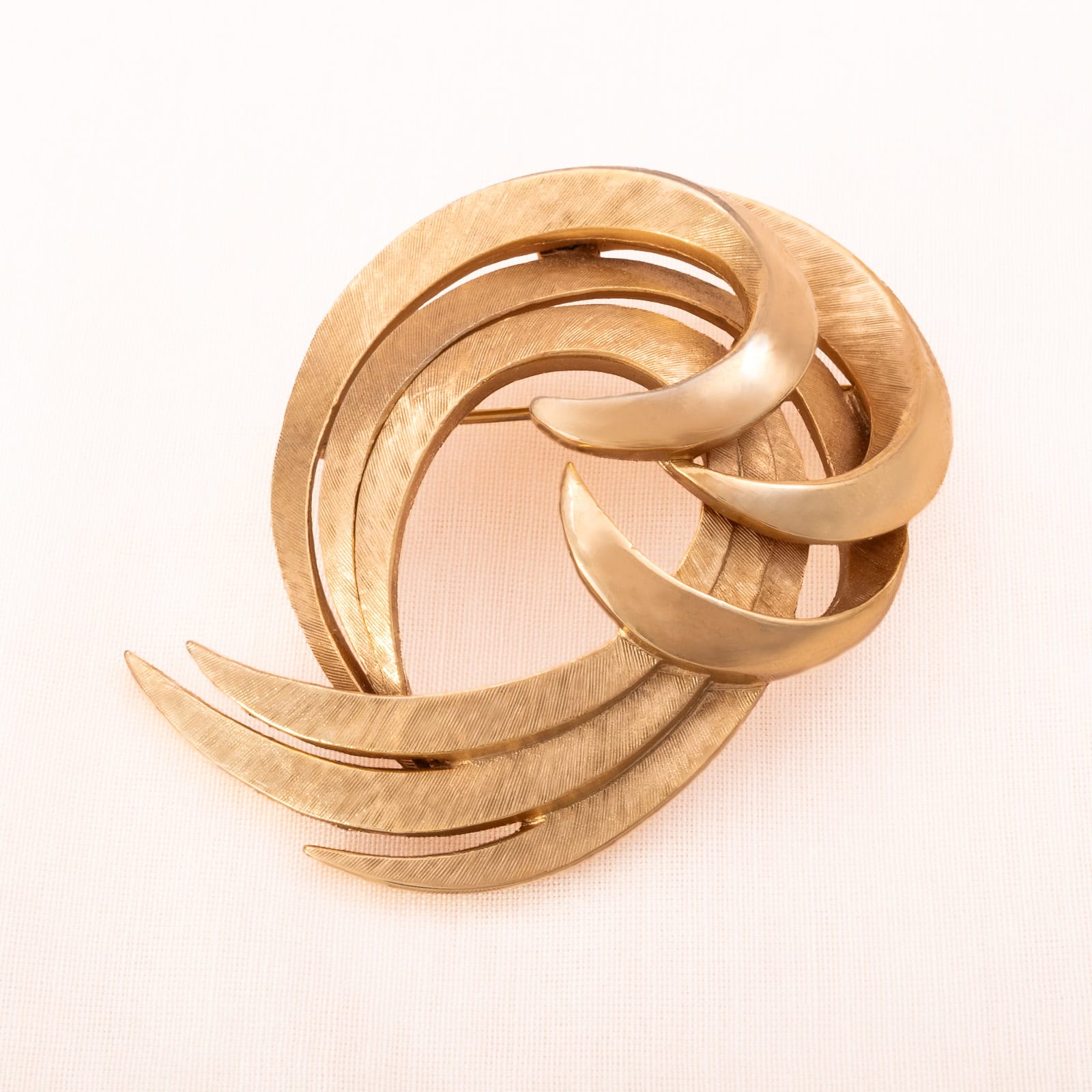 Trifari-Brosche-vergoldet-geschwungenes-Design-1960er