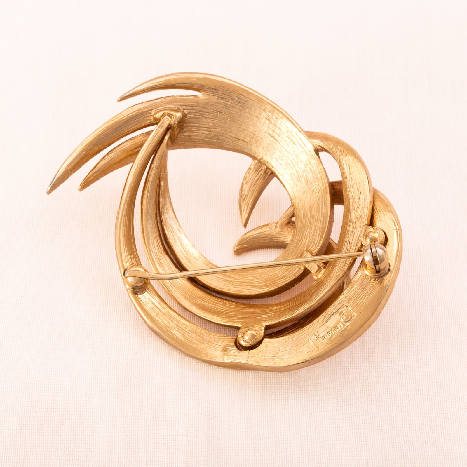 Trifari-Brosche-vergoldete-Rückseite-Signatur-Krone