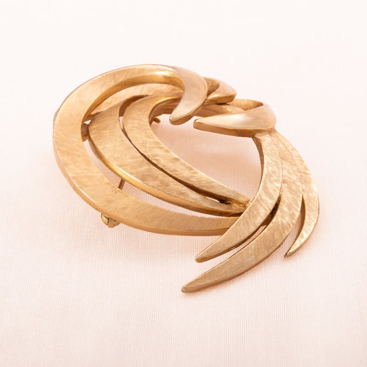 Trifari-Brosche-vergoldet-geschwungenes-Design-1960er