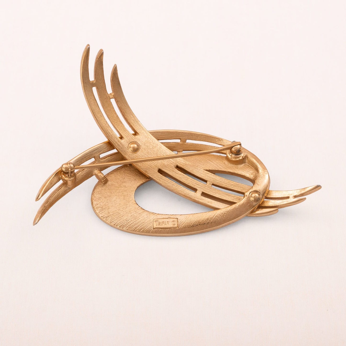 Trifari-Brosche-Space-age-Design-vergoldete-Rückseite-signiert