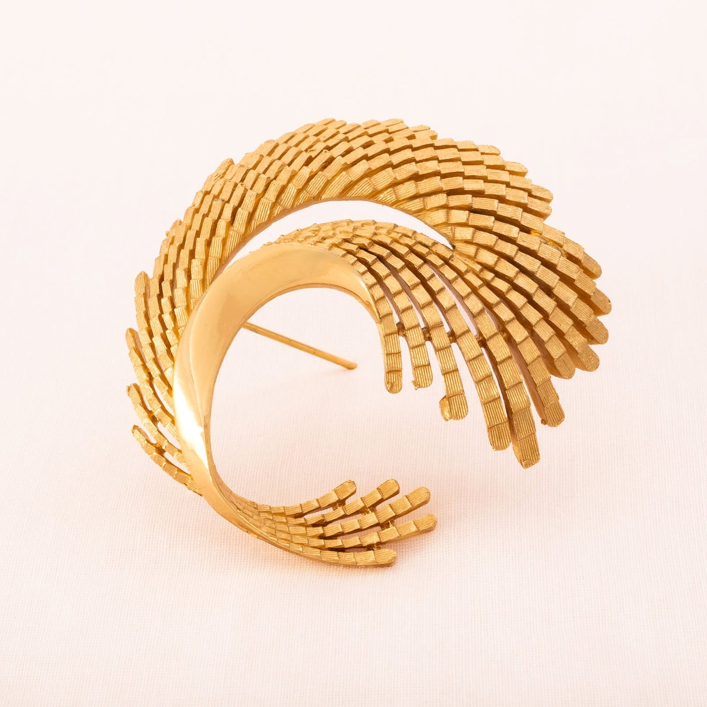 Trifari-Brosche-vergoldet-geschwungenes-Blatt-1960er