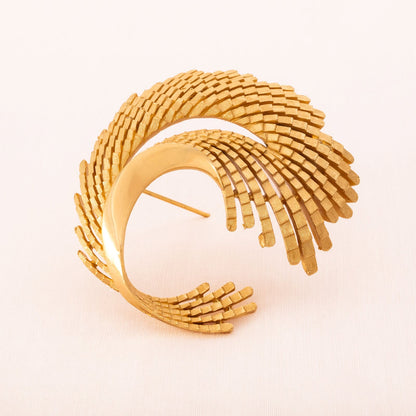 Trifari-Brosche-vergoldet-geschwungenes-Blatt-1960er