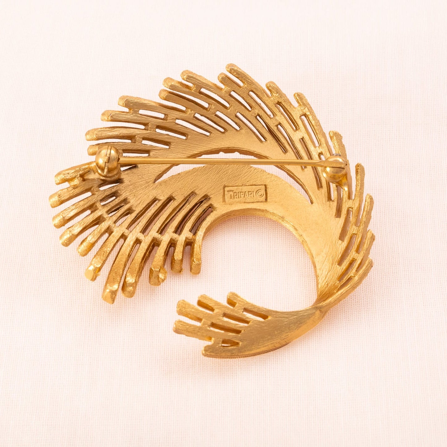 Trifari-Brosche-vergoldete-Rückseite-signiert-Krone-1960er