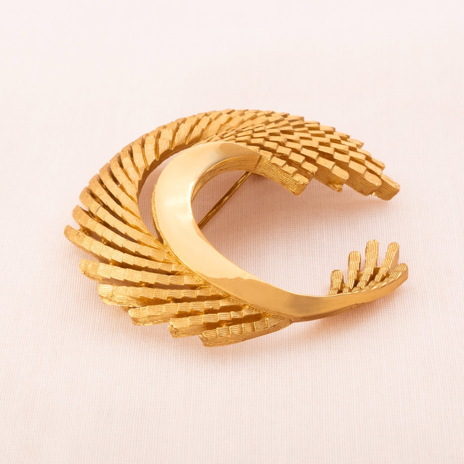 Trifari-Brosche-vergoldet-geschwungenes-Blatt-1960er