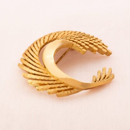 Trifari-Brosche-vergoldet-geschwungenes-Blatt-1960er