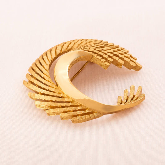 Trifari-Brosche-vergoldet-geschwungenes-Blatt-1960er