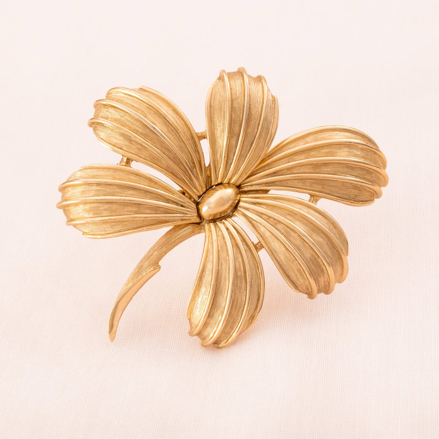 Trifari-Brosche-vergoldet-Blume-1960er-Jahre