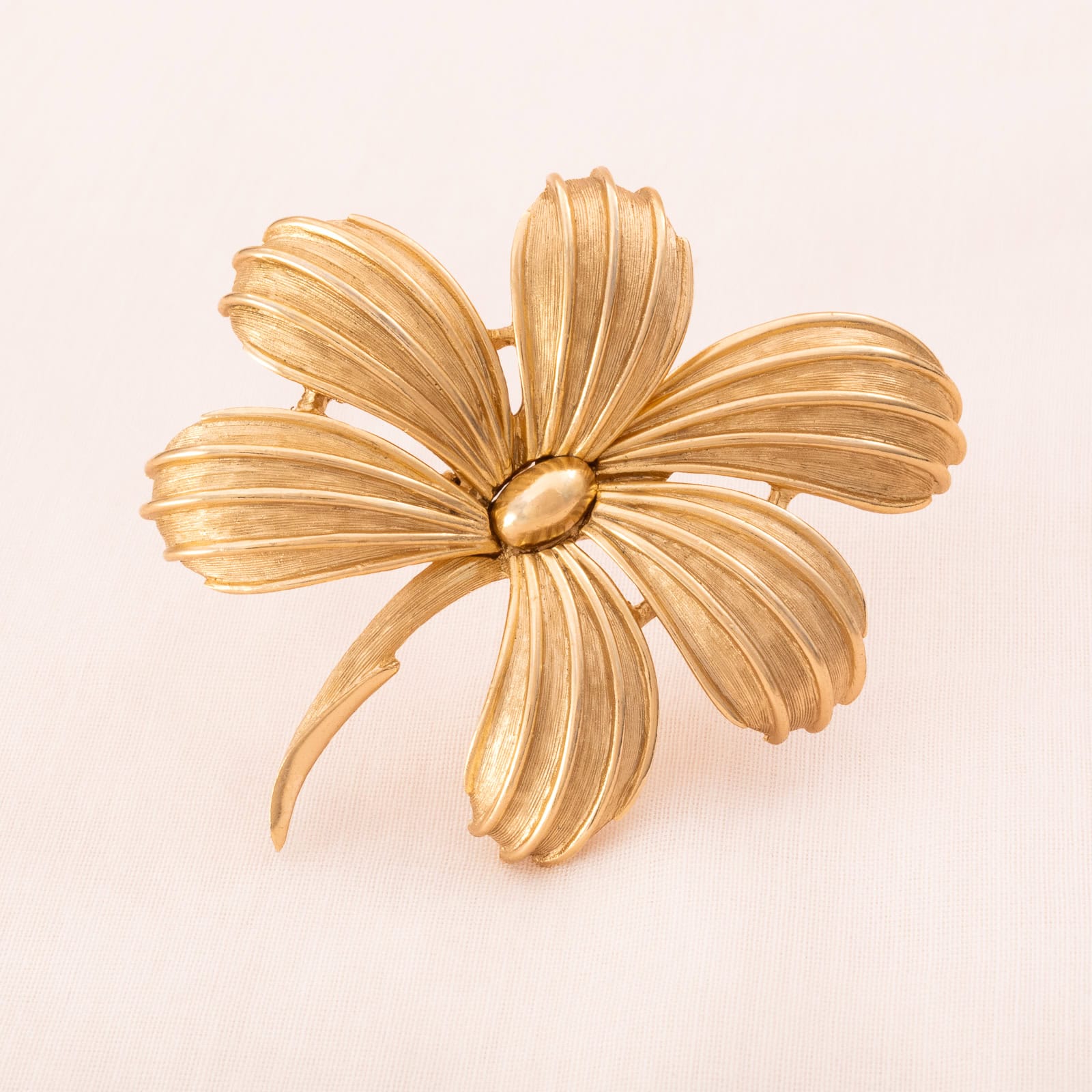 Trifari-Brosche-vergoldet-Blume-1960er-Jahre