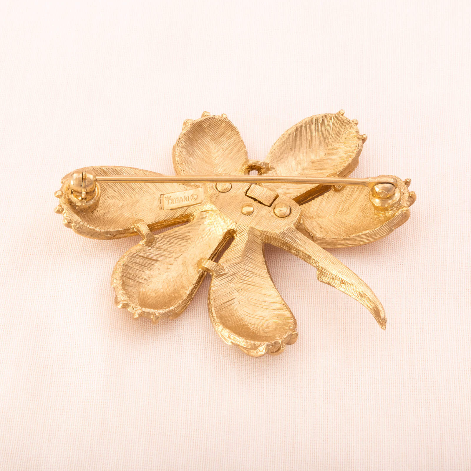 Trifari-Brosche-Blume-vergoldete-Rückseite-Signatur-mit-Krone