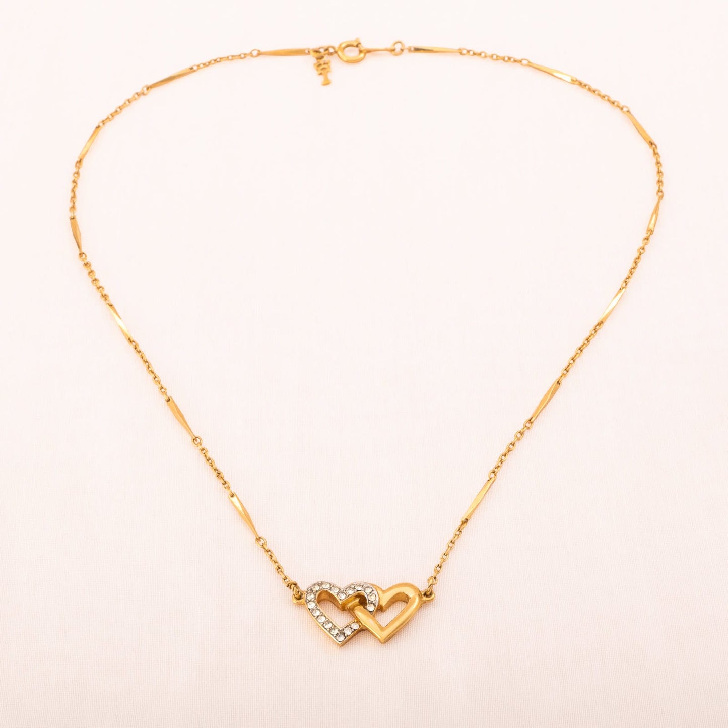 Trifari-vergoldete-feine-Kette-Herzanhänger-Doppelherz