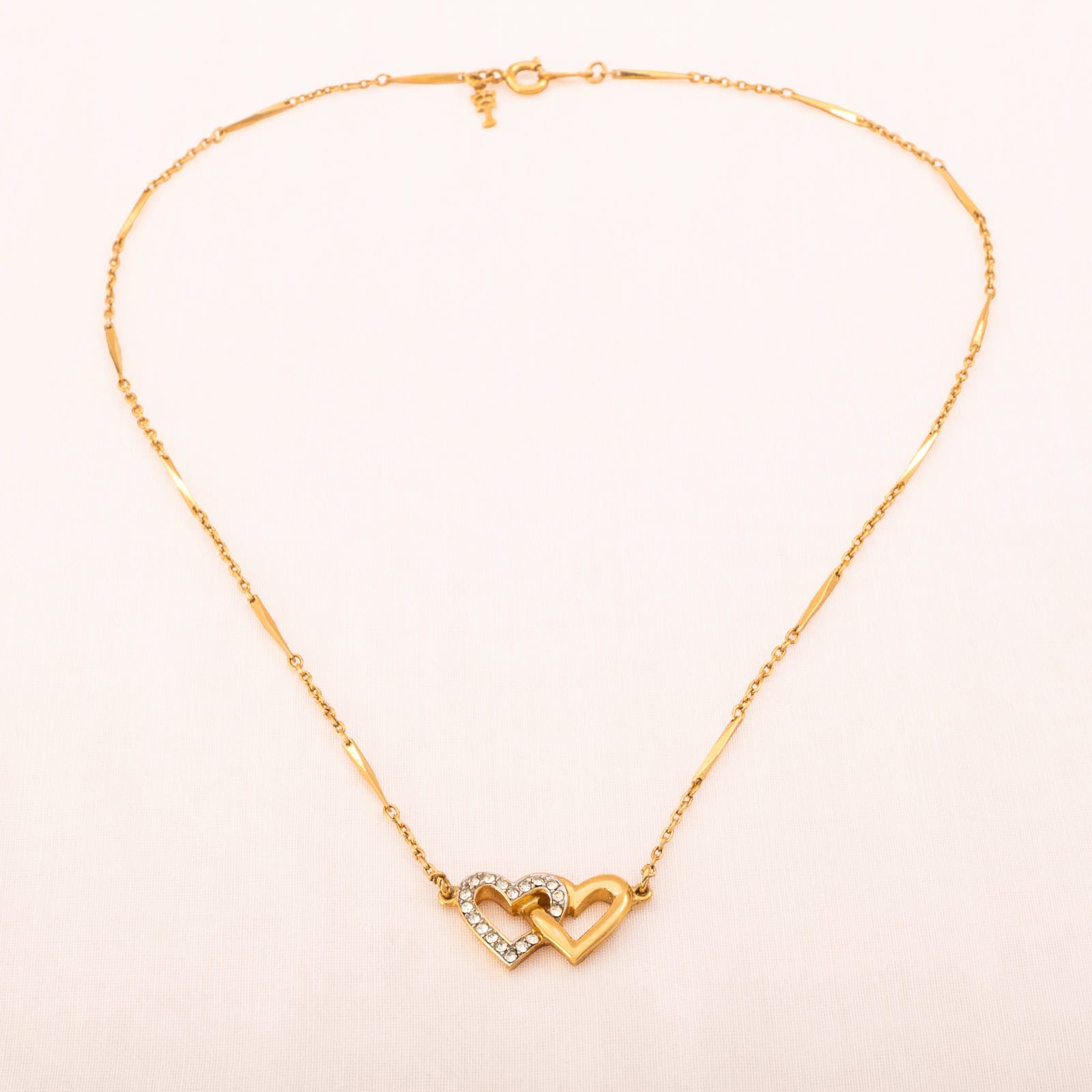 Trifari-vergoldete-feine-Kette-Herzanhänger-Doppelherz