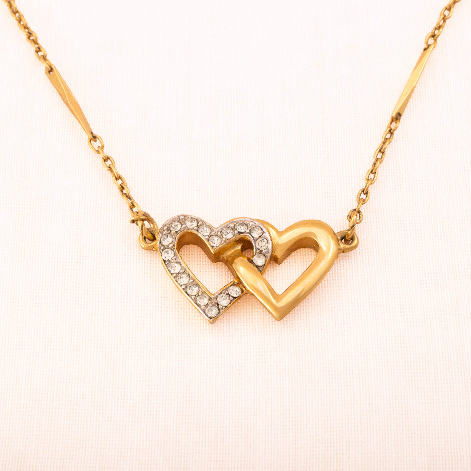 Trifari-vergoldete-feine-Kette-Herzanhänger-Doppelherz