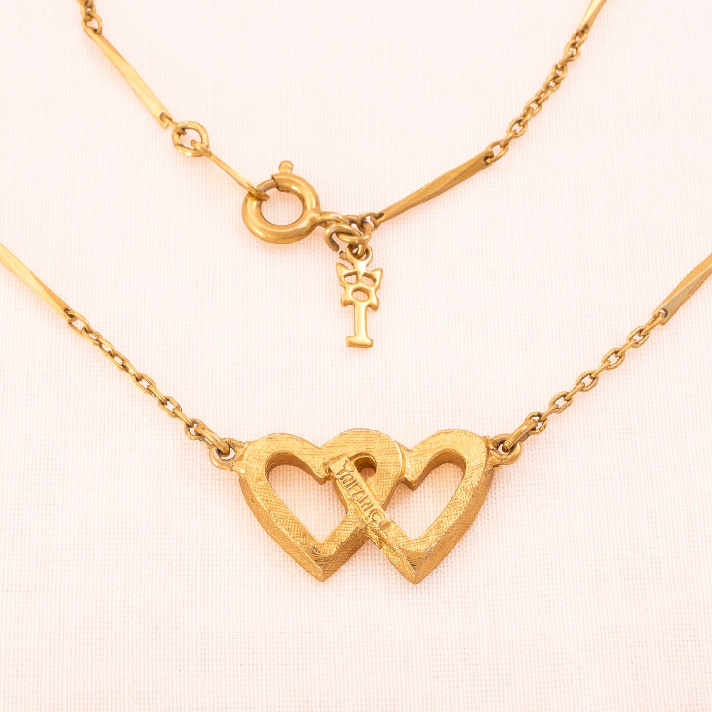 Trifari-vergoldete-feine-Kette-Herzanhänger-Doppelherz-Rückseite-Signatur