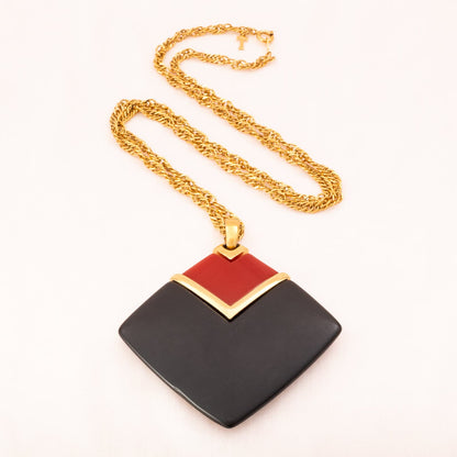 Trifari-Halskette-großer-Anhänger-quadratisch-rot-schwarz-vergoldete-Kordelkette-1970er
