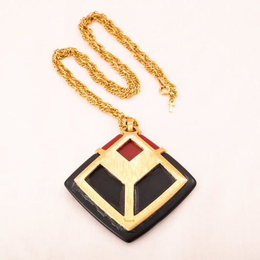 Trifari-Halskette-großer-Anhänger-quadratisch-rot-schwarz-vergoldete-Rückseite-Signatur