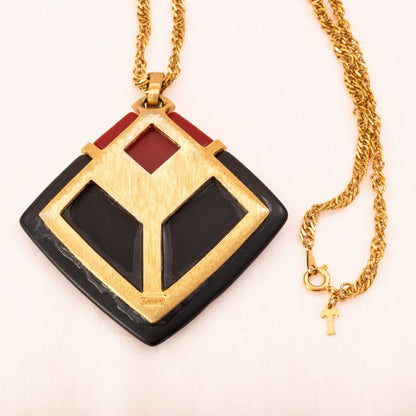 Trifari-Halskette-großer-Anhänger-quadratisch-rot-schwarz-vergoldete-Rückseite-Signatur