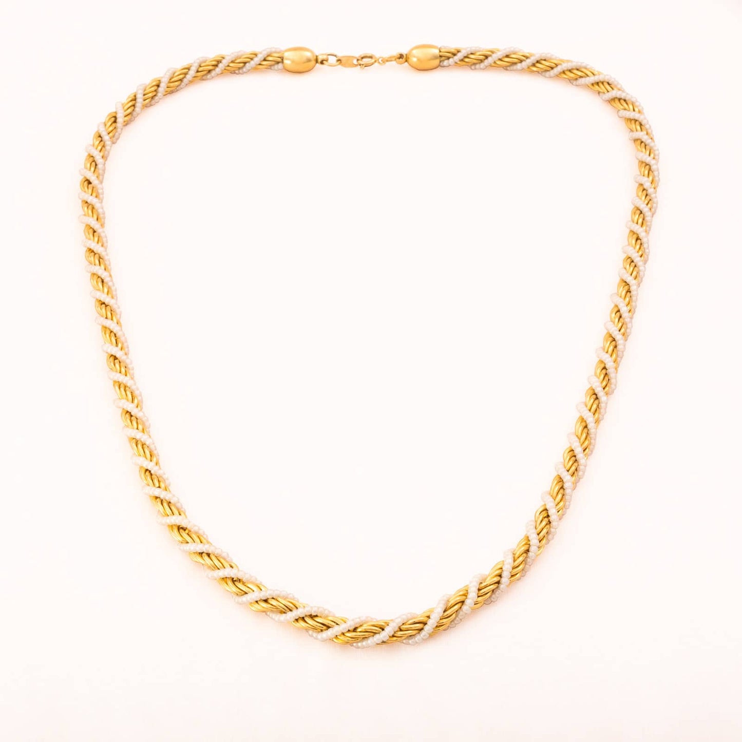 Trifari-vergoldete-Kordelkette-umwickelt-feine-Perlenkette