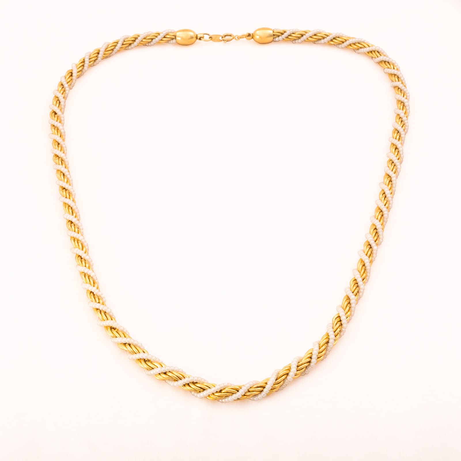 Trifari-vergoldete-Kordelkette-umwickelt-feine-Perlenkette
