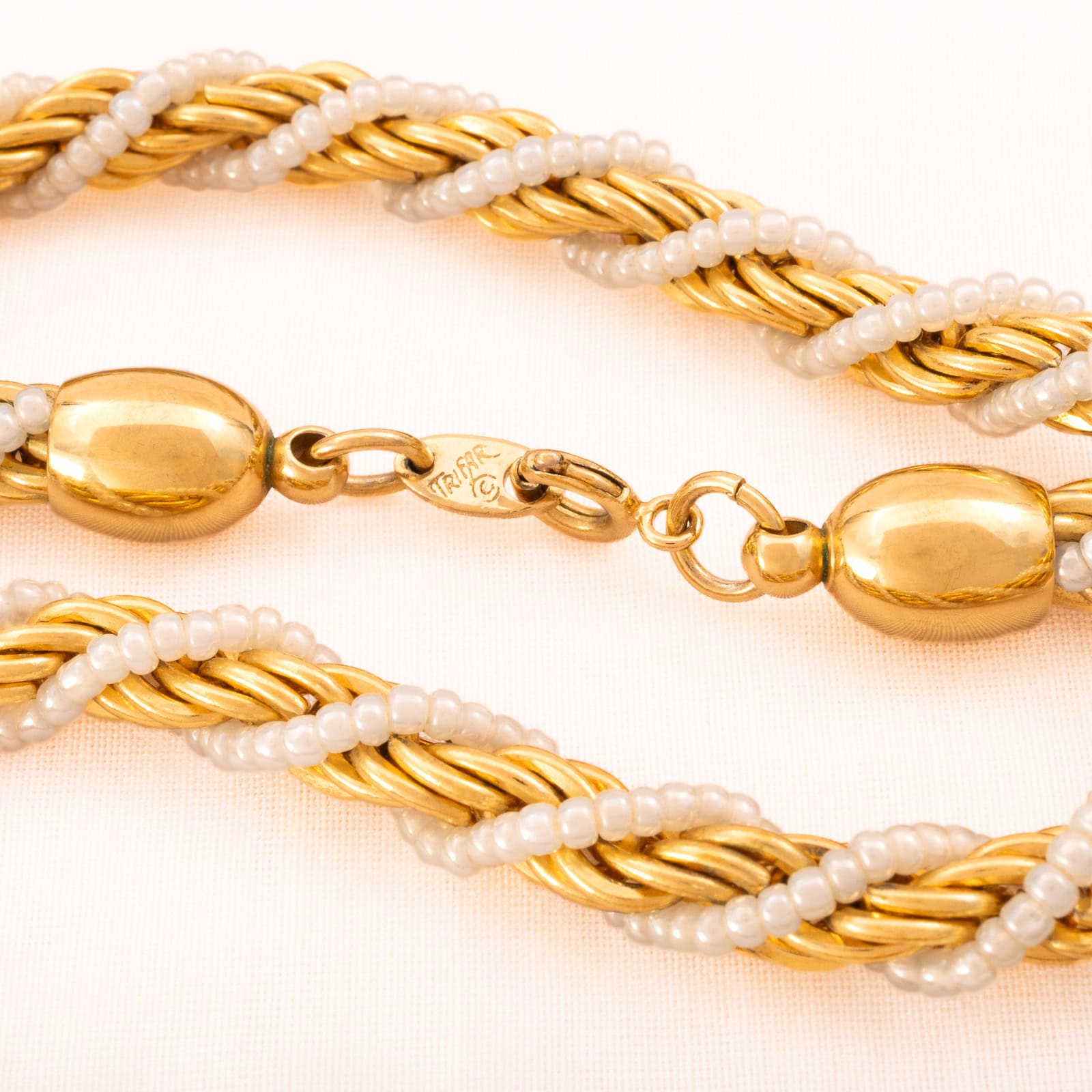 Trifari-vergoldete-Kordelkette-umwickelt-feine-Perlenkette-signiert