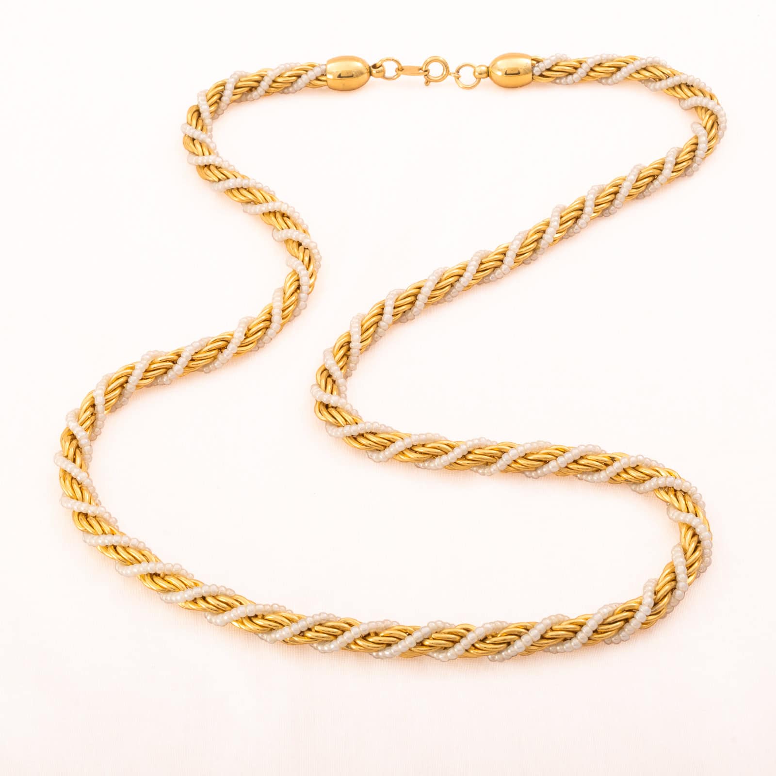 Trifari-vergoldete-Kordelkette-umwickelt-feine-Perlenkette