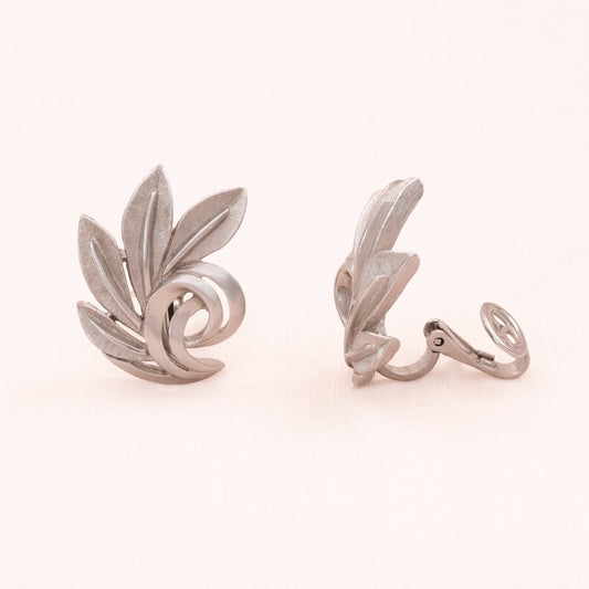 Trifari-Ohrclips-Blätter-geschwungen-silberfarben