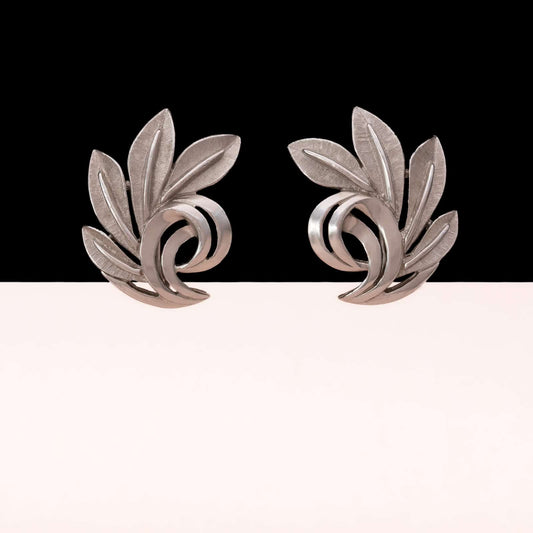 Trifari-Ohrclips-Blätter-geschwungen-silberfarben
