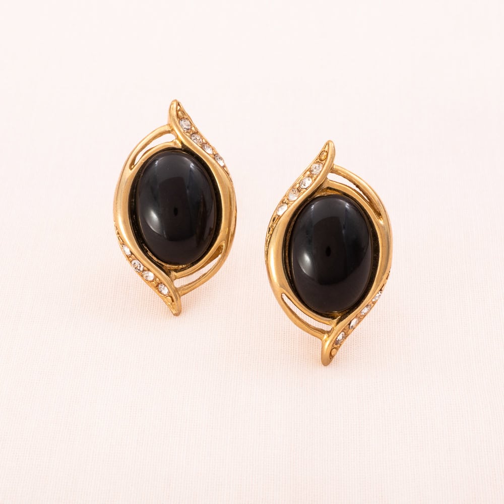 Trifari-Ohrclips-oval-vergoldet-Cabochon-schwarz-Kristalle