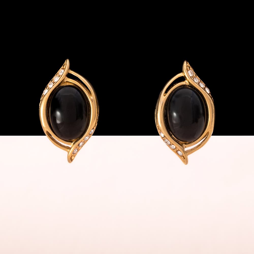 Trifari-Ohrclips-oval-vergoldet-Cabochon-schwarz-Kristalle