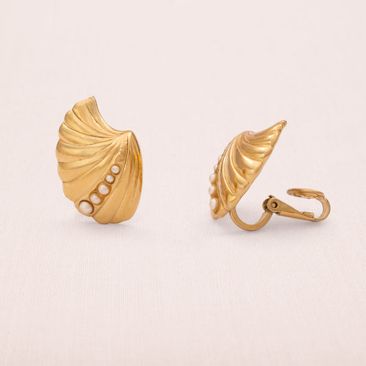 Trifari-Ohrcips-vergoldet-Muschel-kleine-Perlen