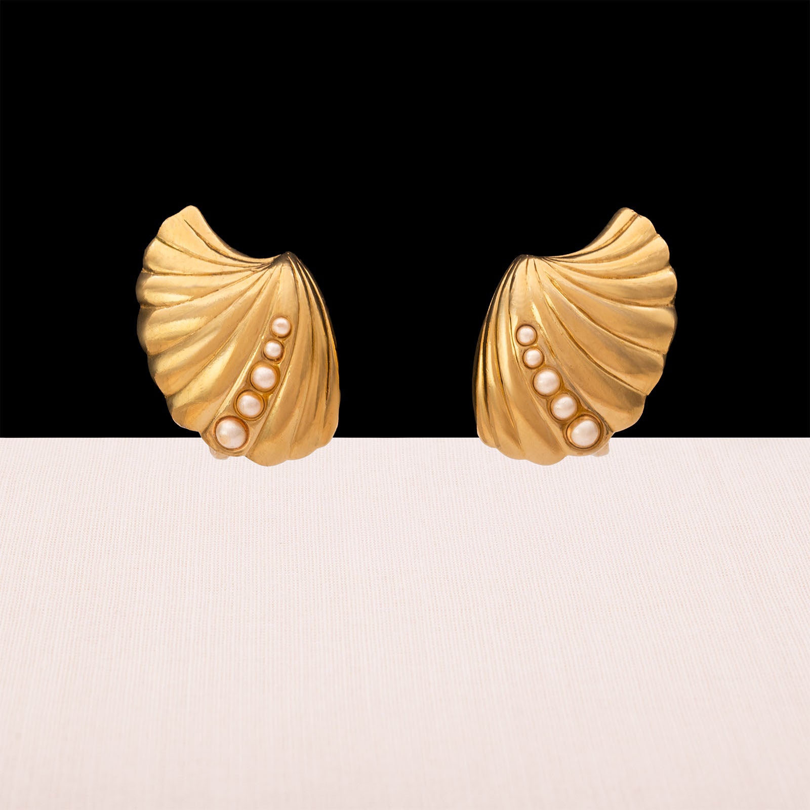 Trifari-Ohrcips-vergoldet-Muschel-kleine-Perlen