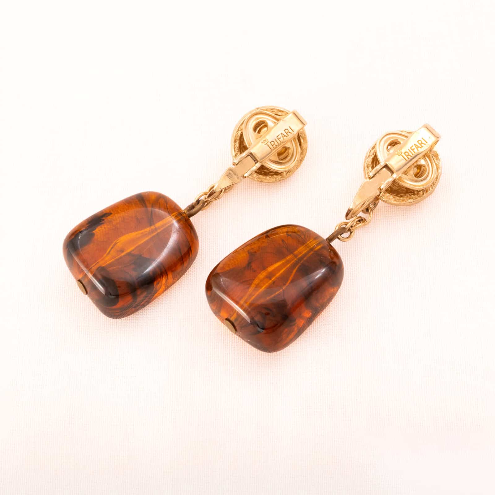 Trifari-Ohrclips-Hänger-vergoldet-bernsteinfarbige-Kunststeine-Rückseiten-signiert