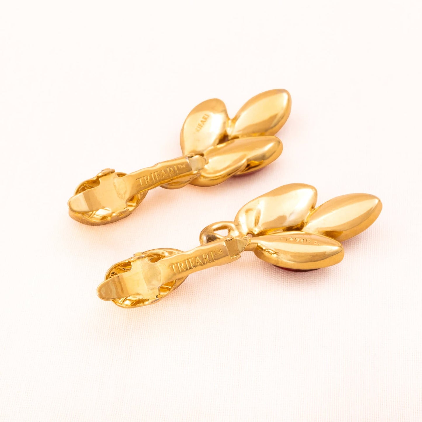 Trifari-Ohrclips-vergoldete-Hänger-Rückseiten-Signatur