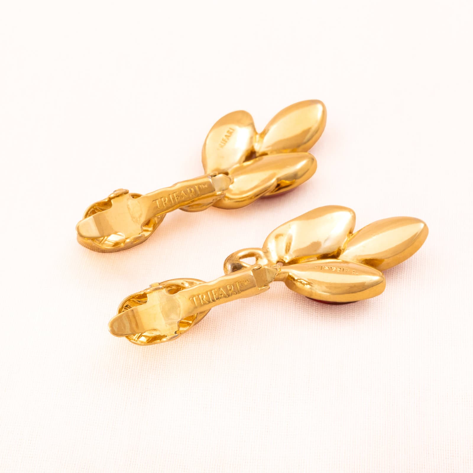 Trifari-Ohrclips-vergoldete-Hänger-Rückseiten-Signatur