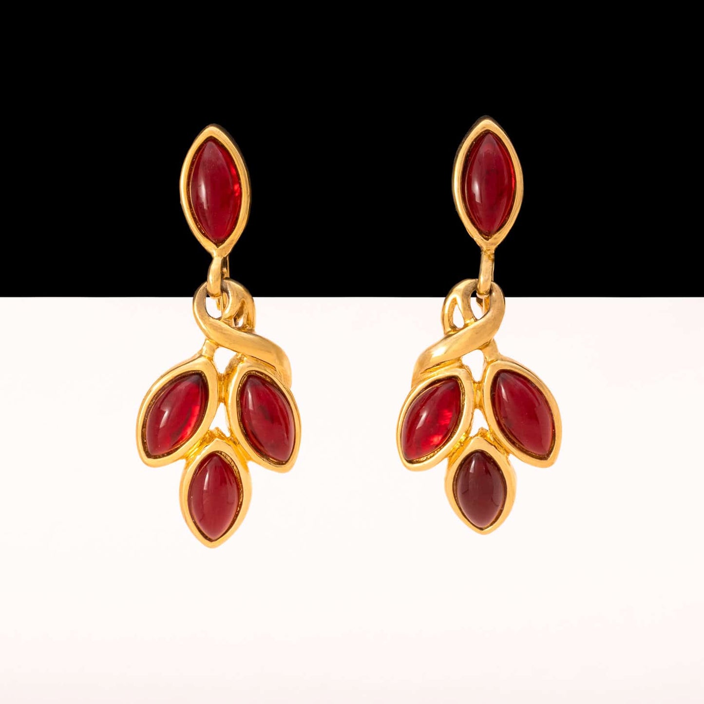 Trifari-Ohrclips-vergoldete-Hänger-rote-Cabochons