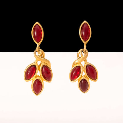 Trifari-Ohrclips-vergoldete-Hänger-rote-Cabochons